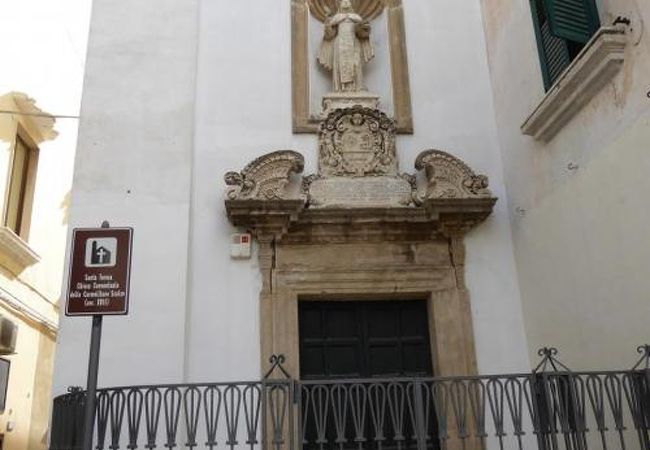 エントランスの上は凝ったバロック様式♪