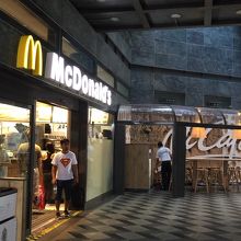 マックカフェに変わってます