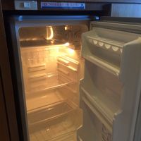 大きめの冷蔵庫が空である。ホテルに売店は無し。自販機のみ。