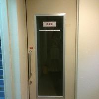 洗濯室。フロントで洗剤を５０円で購入して利用。使用料は無料。