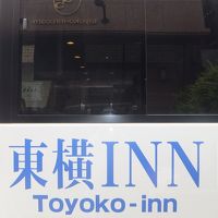 東京駅サロンパスの看板下にバスが来ます。