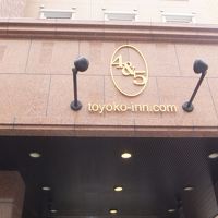 玄関前でバスを待ちます。