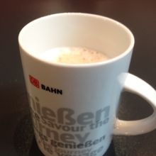 ラウンジには無料ドリンクあります