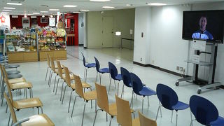 選手のインタビュー映像を流す休憩スペースも