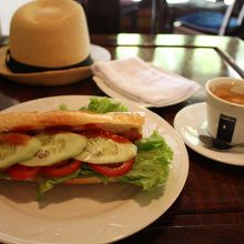 バインミー（というよりサンドウィッチ）とベトナムコーヒー