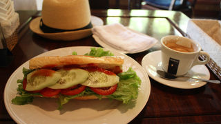 ホアンキエム湖のすぐそばにある観光客に人気のレストラン