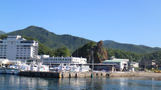 オロンコ岩と並ぶウトロ港のランドマーク。