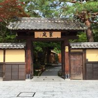 玄関。純和風でホテルとは思えない造り。実際以前は別荘らしい。