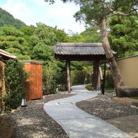 玄関をくぐり、建物へのアプローチ。こちらも純和風。