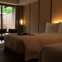 部屋はこじんまりとしているが、ベッドやリネン類は上質。