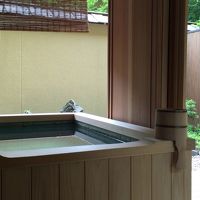 温泉露天風呂。眺めは期待できないが雰囲気は悪くない。