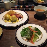 朝食。和食か洋食の選択。特にベーコンとポテトが美味しかった。