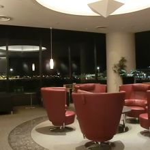 飛行機を見ながら寛げるソファー席。