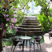 プールはこの上にあります