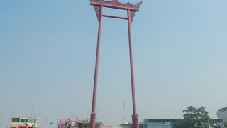 巨大な鳥居みたいだが、もとはブランコだった