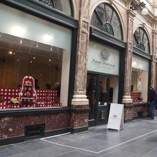 アーケード内のピエールマルコリーニ