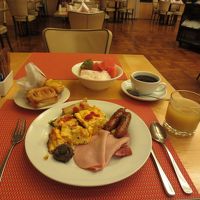 朝食ブッフェのコーヒーは、セルフでなく給仕係が注いで回ります