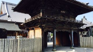 住宅地に建つ寺