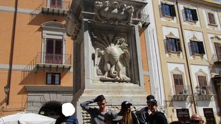 中央にカルロス５世の像があります。