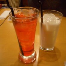 ローズ味のソーダ（微妙）とラッシー（普通）