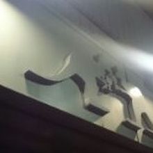 オーストラリアワインが揃う店なので扉上にはカンガルーがいます