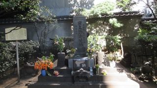 ビルに囲まれた将門塚