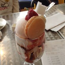 プリンツ・パフェ（850円）