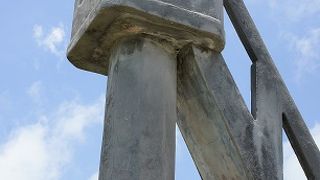 細い階段をのぼります