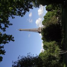 木漏れ日の中のエッフェル塔