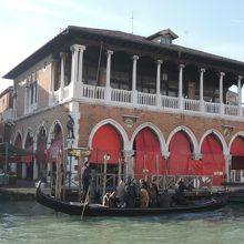 魚市場前の渡し船トラゲットには買い物帰りの人がいっぱい