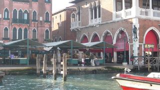 地元の人が多く集まるマーケット、魚介類だけでなく野菜・果物市場もあります