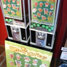 onちゃんのピンバッジ入りのガチャガチャもあります。