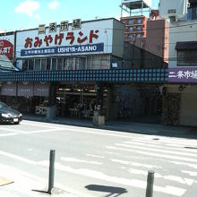 お店が数多く並んでます。