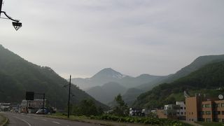 6月下旬、残雪に新緑が鮮やかでした。