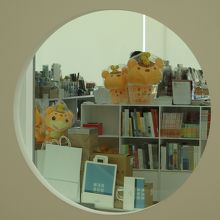 ミュージアムショップの丸窓からのぞくブースカ