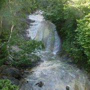 温泉が流れる滝　そこまでの道中も楽しいです