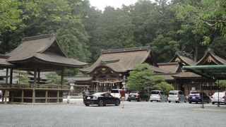 厳かで立派な神社