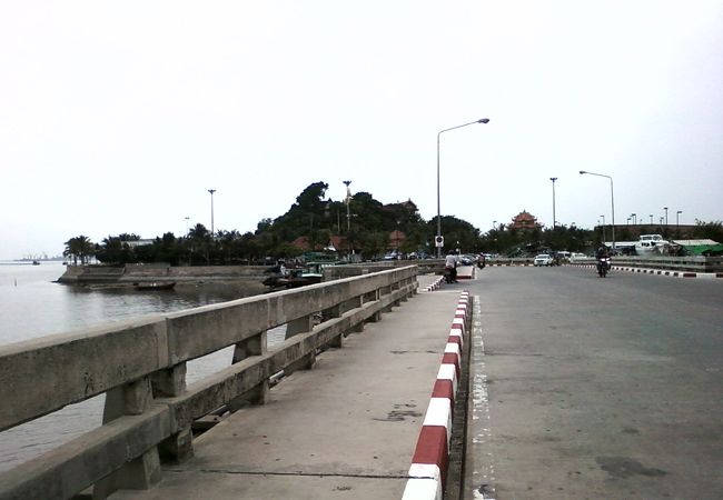 シーラチャの海岸から橋で繋がっている小さな島