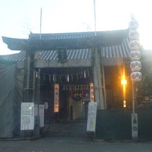 お祭りの主催場「櫛田神社」の表門です。