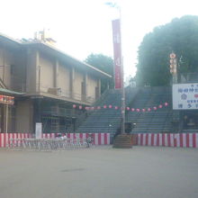 メイン会場になる、櫛田神社の境内に設置された桟敷席。