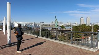 東京湾とレインボーブリッジが綺麗に見えます。