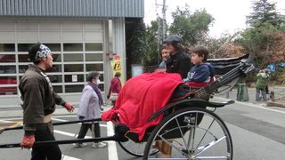 二天門の前で客待ちしています。