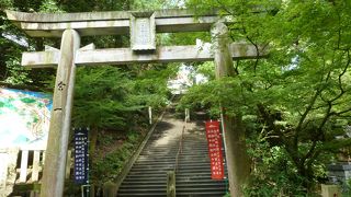 西日本最高峰石鎚山を神体 山とする神社です