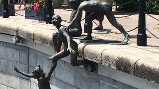 川に飛び込む子ども達が傑作