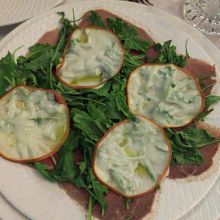 Carpaccio cald con rucola e sc