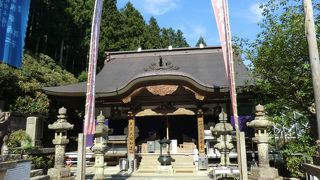 狭い林道を登って行きます。