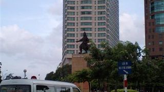 英雄を称える像