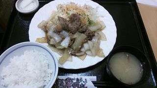 バラ焼き定食～1000円するのにバラ焼きの他は実質、ご飯・味噌汁・お新香しかつかず、やや割高～