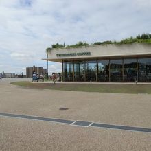 カフェです。テラス席で会話を楽しむ外国人？。