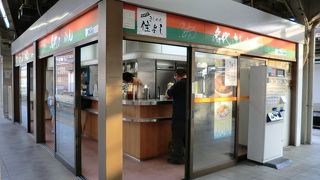 在来線ホームにある立ち食いの名店